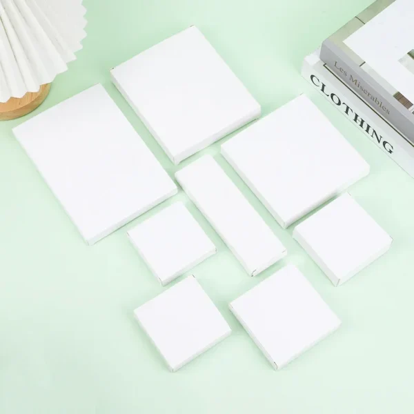 Cajas pequeñas de papel de cartón blanco