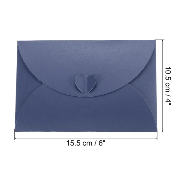 Mini sobre de papel nacarado con cierre en forma de corazón
