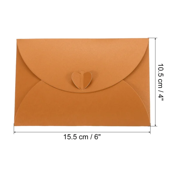 Mini sobre de papel nacarado con cierre en forma de corazón