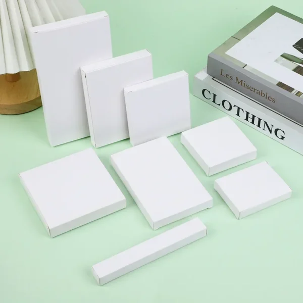 Cajas pequeñas de papel de cartón blanco