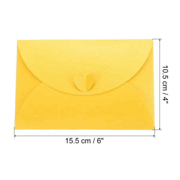 Mini sobre de papel nacarado con cierre en forma de corazón