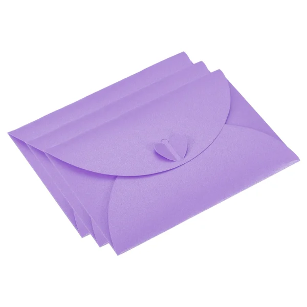 Mini sobre de papel nacarado con cierre en forma de corazón