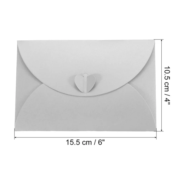 Mini sobre de papel nacarado con cierre en forma de corazón