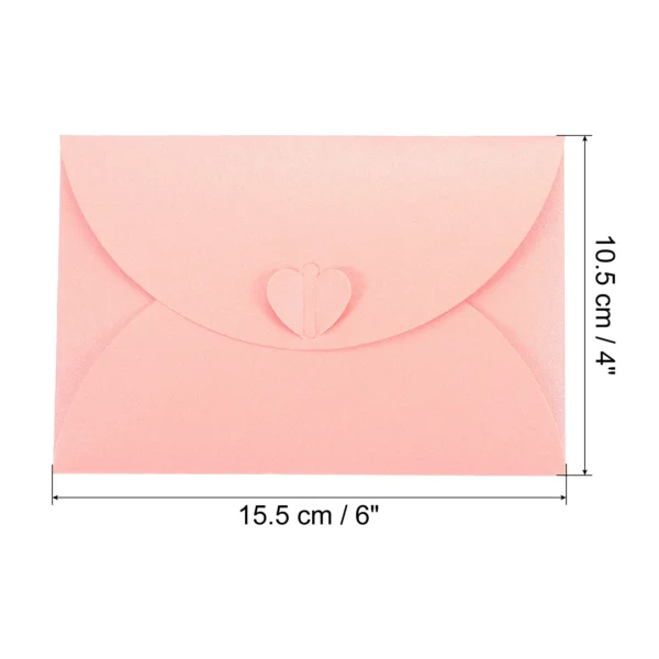 Mini sobre de papel nacarado con cierre en forma de corazón
