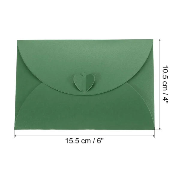 Mini sobre de papel nacarado con cierre en forma de corazón