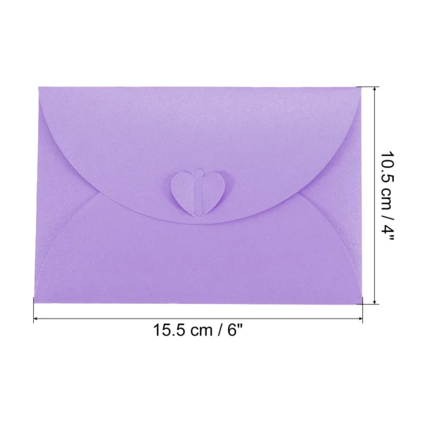 Mini sobre de papel nacarado con cierre en forma de corazón