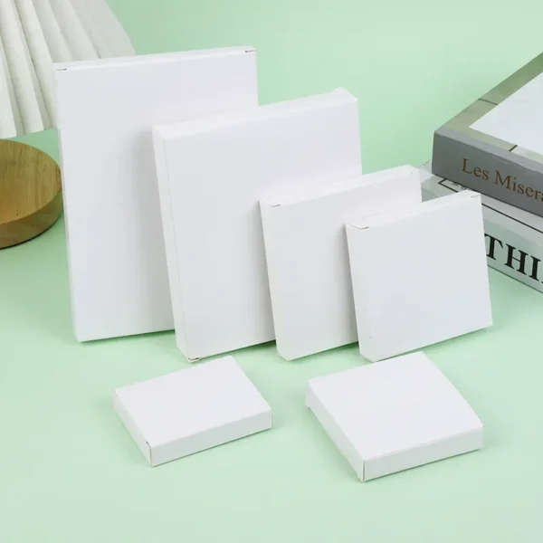Cajas pequeñas de papel de cartón blanco