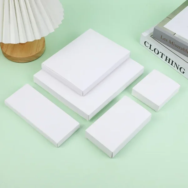 Cajas pequeñas de papel de cartón blanco