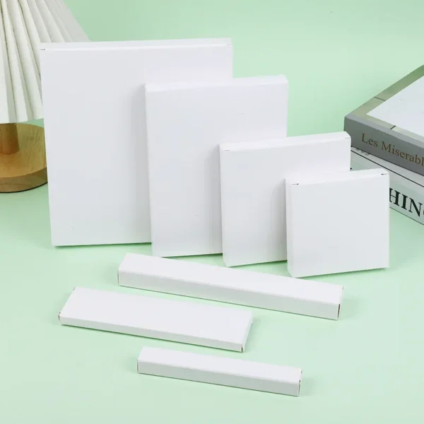 Cajas pequeñas de papel de cartón blanco