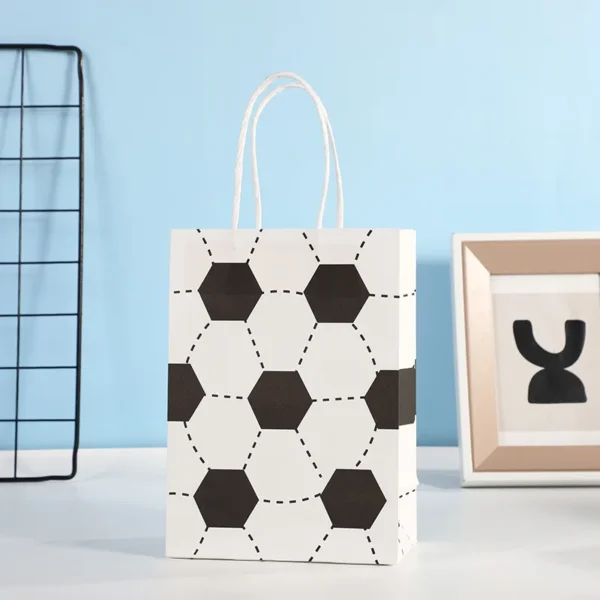 Bolsas de papel con la temática de fútbol de con asas, bolsas de recuerdo de celebraciones, cumpleaños para chuches, detalles y  decoración deportiva