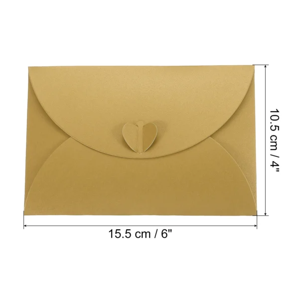 Mini sobre de papel nacarado con cierre en forma de corazón
