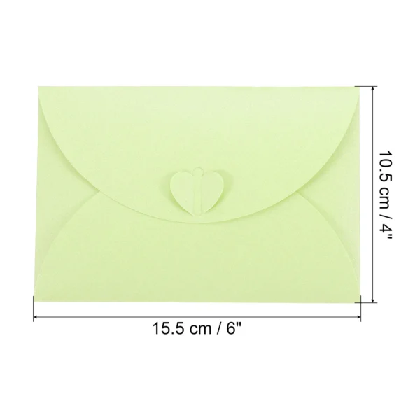 Mini sobre de papel nacarado con cierre en forma de corazón