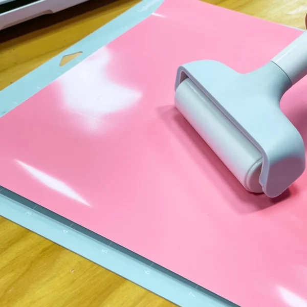 Kit de accesorios Cricut Joy de 76 piezas, herramientas de deshierbe, HTV, vinilo adhesivo, kits de tarjetas, tapetes de tarjetas, kits de inicio para hacer artículos Cricut